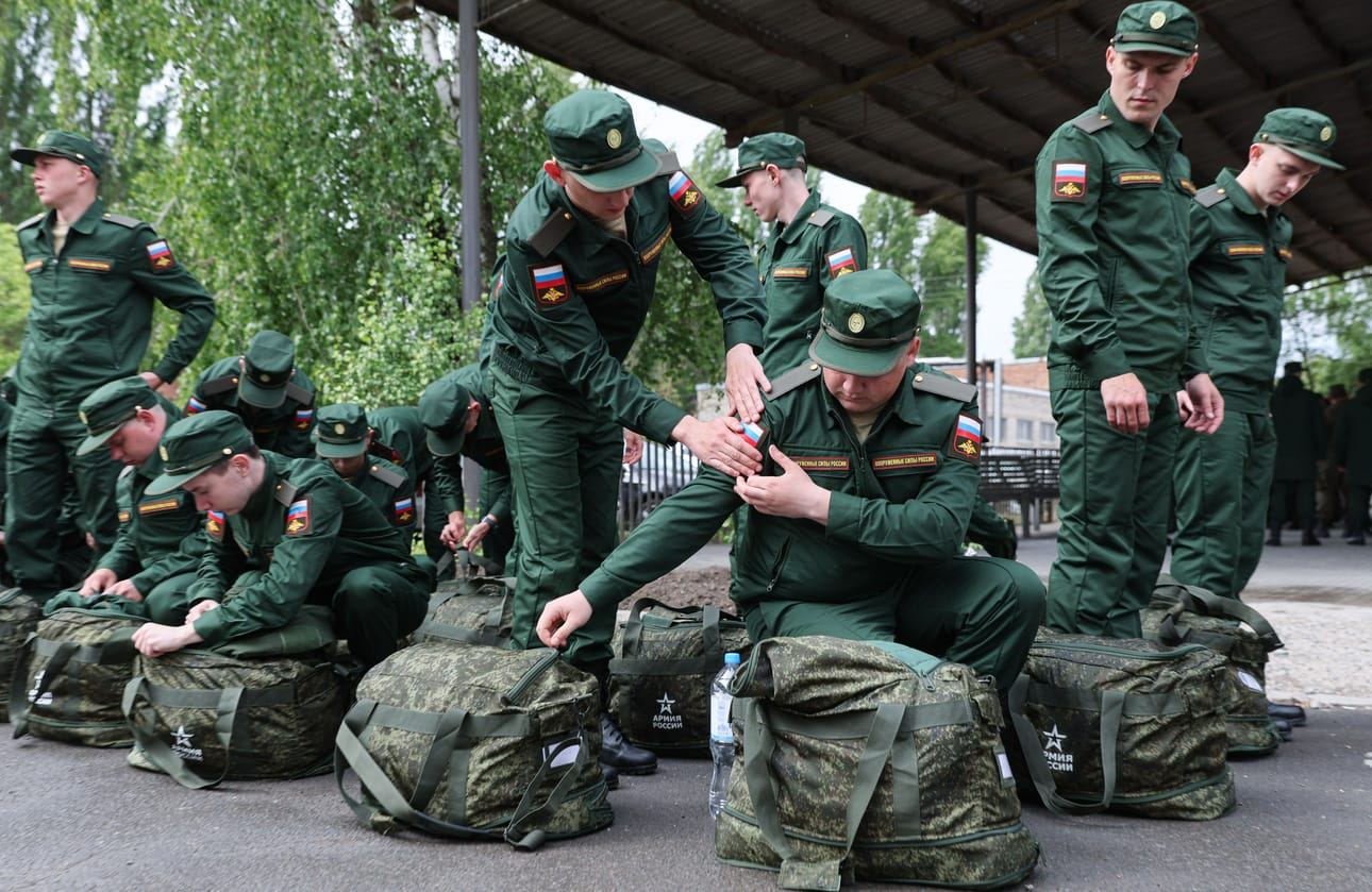 Venäläiset varusmiehet tekevät lähtöä armeijaan Bataiskissa sijaitsevalta värväystoimistolta. Venäjän virallinen uutistoimisto Tass välitti kuvan toukokuun puolivälissä. Kuva ei liity juttuun.