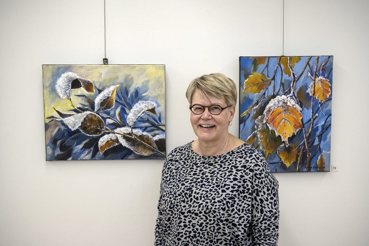 Sirpa Katajan akryyli- ja sekatekniikalla toteuttamat taulut ovat osa kolmen taulun Syyslehdet-kokonaisuutta.