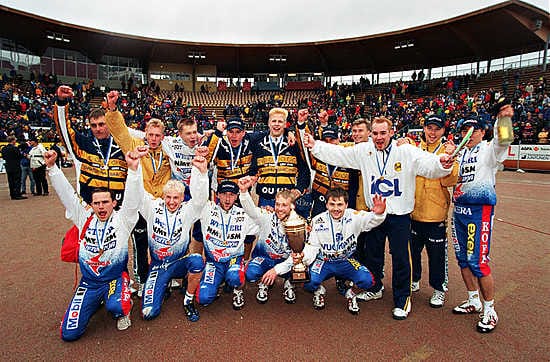 Lippo juhli edellisen kerran mestaruutta 13.9.1998. Ylärivissä vasemmalta lääkäri Martti Lakovaara, kakkospelinjohtaja Santeri Haipus, Mikko Vainionpää, Juha Kalajanniska, Tomi Latvala, Antti Vehkaperä, valmentaja Jyrki Lehto, pelinjohtaja Jari Alasmäki, joukkueenjohtaja Jari Poskela ja Riku Kytösalmi. Alarivissä vasemmalta Mika Laatikainen, Antti Vihtkari, Timo Keränen, Jukka Holttinen ja Janne Vuorinen. Kuvasta puuttuvat Panu Suorsa ja Juha Mäntylä.