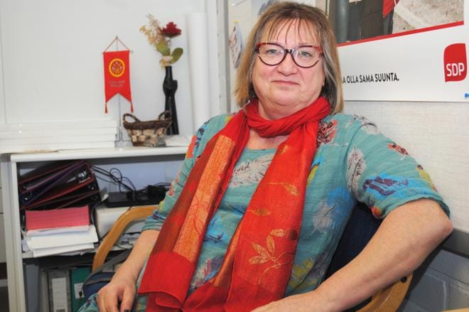 Eila Koskisen lempiharrastuksiin kuuluvat lukeminen ja kutominen. KUVA: MINNA HIIRONEN