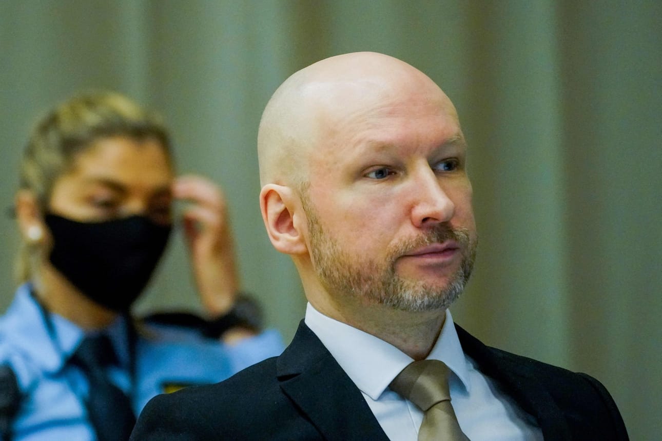 Lain mukaan Anders Behring Breivikillä on mahdollisuus anoa toistuvasti pääsyä ehdonalaiseen sen jälkeen, kun vankeustuomiosta on kärsitty 10 vuotta. Tuomio annettiin vuonna 2012. LEHTIKUVA/AFP