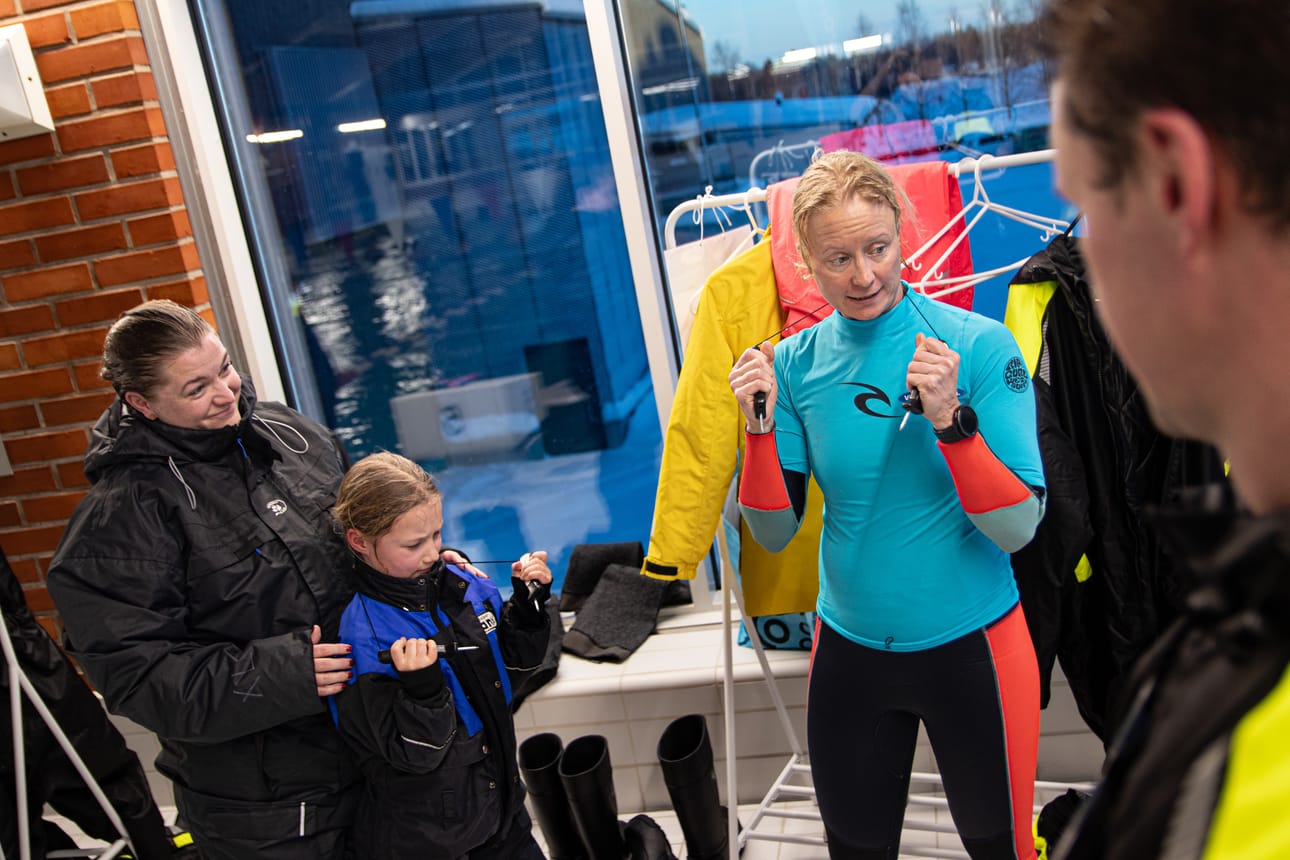 Anne Hiltunen näytti seinäjokiselle Paukkusen perheelle naskalien käyttöä.