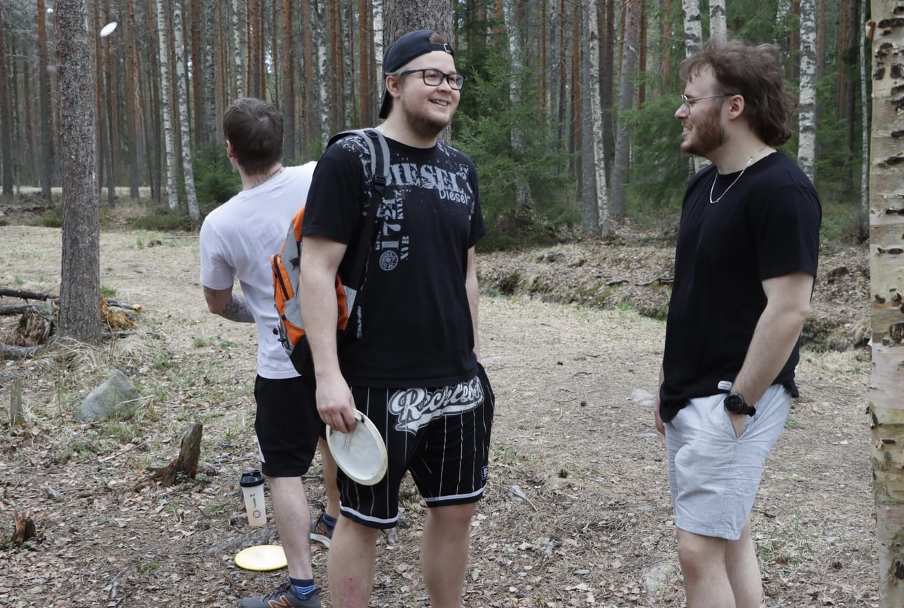 Mikko Metso (vas.) ja Veeti Kaunismäki viettivät vapun jälkeistä lauantaita frisbeegolfin parissa. Jaloissaan heillä oli shortsit.