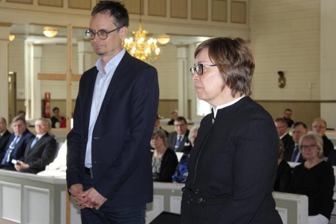 Alajärven kirkossa kesäisenä sunnuntai-aamuna siunattiin virkaan diakonissa Marja-Terttu Akonniemi ja hautausmaan työnjohtaja Marko Isolehto. KUVAT: TIINA AKOMEAH
