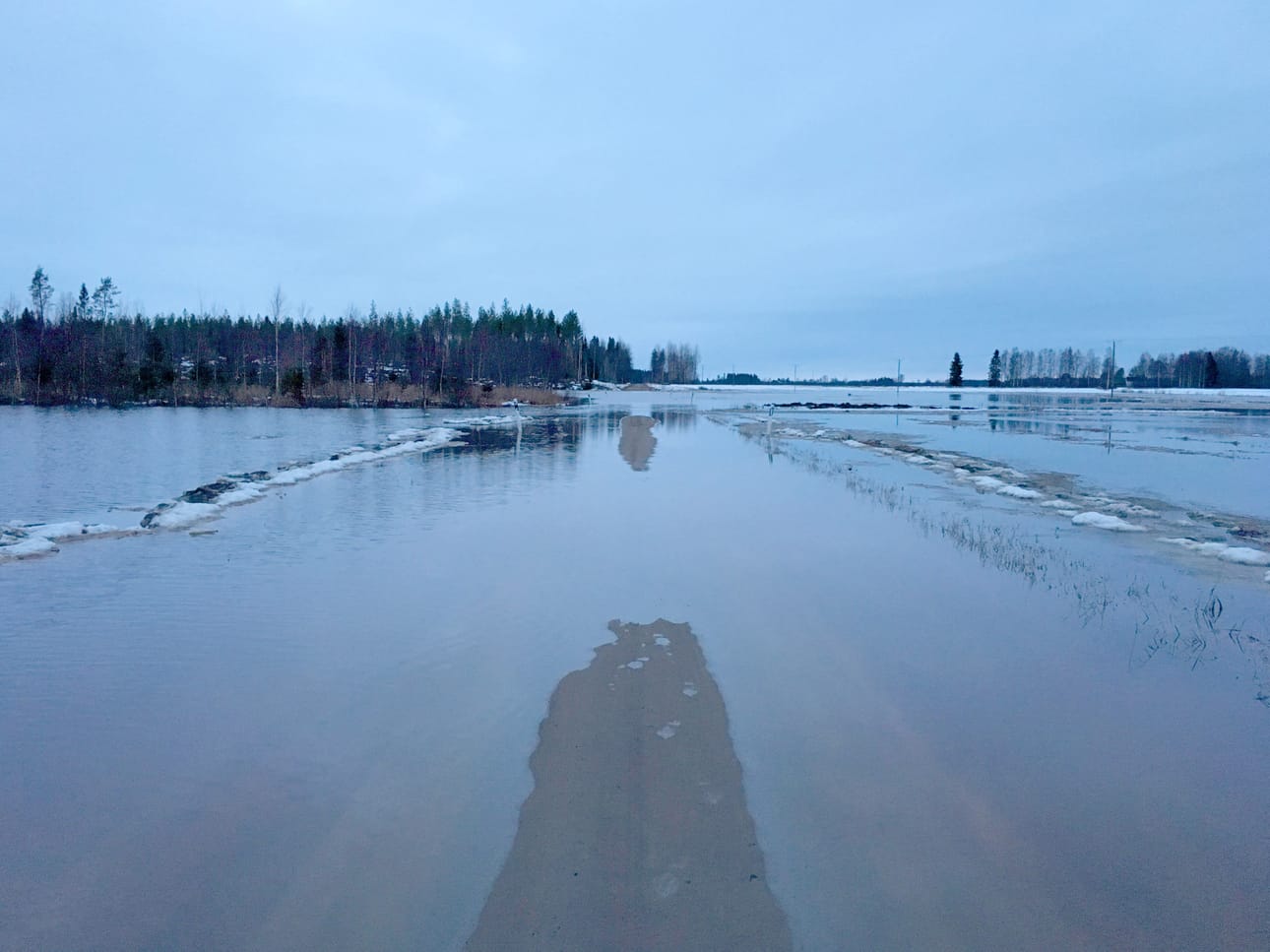 Siikajoki levitti jo lauantaina vetensä pelloille niin, että Pasontie jouduttiin sulkemaan liikenteeltä. Tie on yhä poikki noin neljän kilometrin päässä Ruukintien risteyksestä.