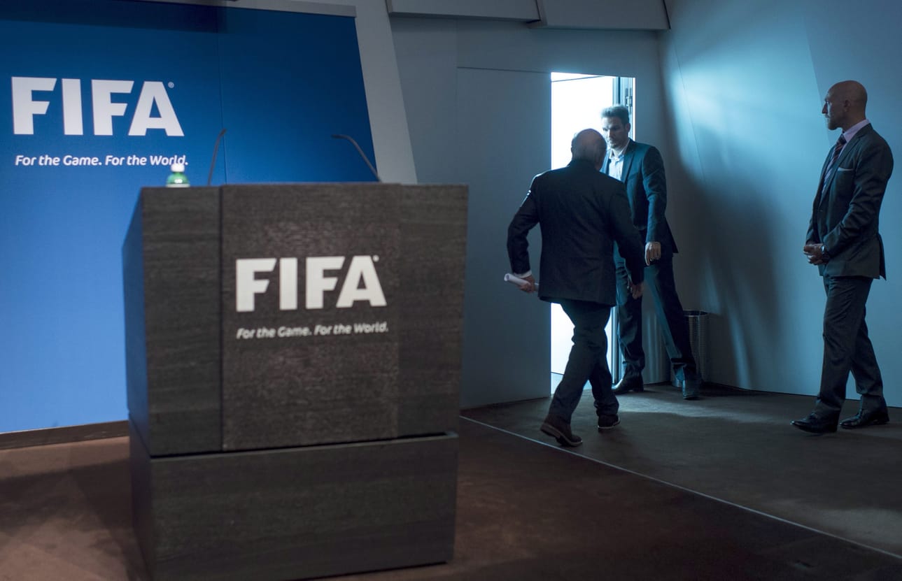 Kansainvälisen jalkapalloliiton Fifan puheenjohtaja Joseph S. Blatter poistuu tiedotustilaisuudesta, jossa hän ilmoitti erostaan vuonna 2015. Arkistokuva.