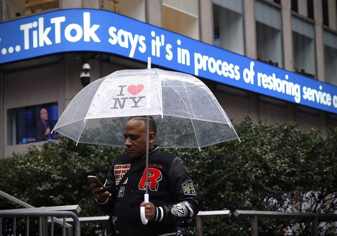 New Yorkissa Fox Newsin rakennuksessa olevassa näytössä kerrottiin, että Tiktok-palvelu oli palautumassa käyttöön. LEHTIKUVA/AFP