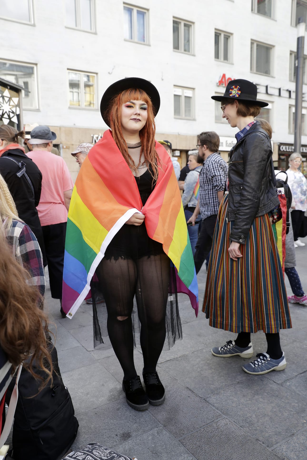 20-vuotias oululainen Iida-Juulia Portti panosti Pride-lookissaan värikkääseen meikkiin.
