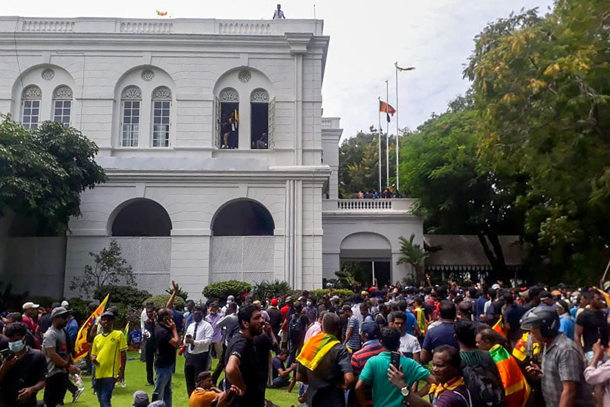 Mielenosoittajat rynnäköivätt presidentti Rajapaksan virka-asunnolle ja ajoivat tämän pakosalle Colombossa Sri Lankassa 9. heinäkuuta 2022. LEHTIKUVA/AFP