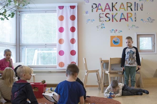 Wille Matkoski (oik.) Johannes Rinnekangas, Eeli Isoniemi, Hermanni Tiilikangas, Peppi Mäkelä ja Aava Väyrynen Paakarin esikouluryhmä Tuulihatuista eivät pääse viettämään perinteeksi muodostunutta joulujuhlaa Palosaaren kirkossa. KUVAT: MINNA ANTILA