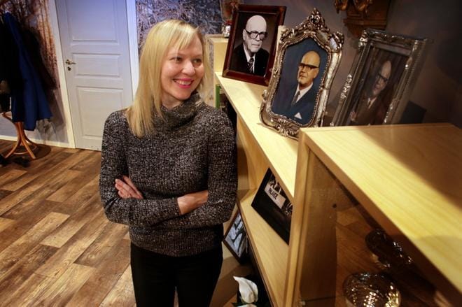 Taina Latvalan syksy on sujunut mukavissa merkeissä. Elokuussa ilmestynyt Torinon enkeli- romaani sai erinomaisen vastaanoton ja hänen Kekkosen tytär -näytelmänsä tavoittelee parhaalle kotimaiselle näytelmätekstille myönnettävää Lea-palkintoa. Latvala kuvattuna näytelmän ensi-illan aikoihin talvella 2020. Kuva: Anne Puumala