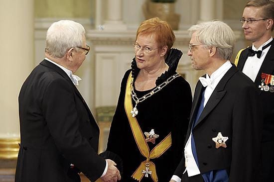 Tarja Halonen ja Pertti Arajärvi tervehtivät linnanjuhliin saapuvaa näyttelijä Lasse Pöystiä itsenäisyyspäivänä 2006.
