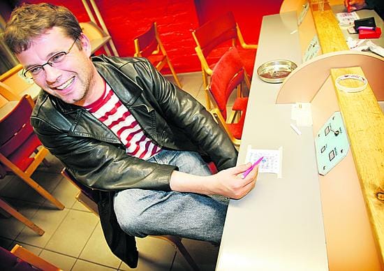 Vastikään Helsingistä Ouluun muuttanut Petro Repo kulutti aikaa Pyrinnön bingossa Oulun Pelikeskuksessa tiistaina. "Tarkoituksena ei ole voittaa, vaan jännittää. Tämä on mukavampaa kuin hedelmäpelin p
