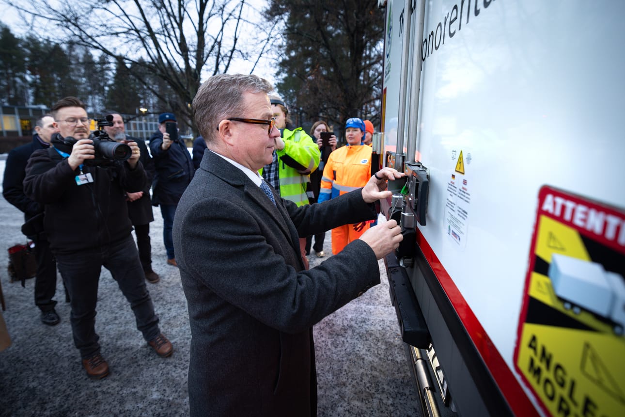 Ovi säppiin ja sinettiin. Atrialla ja Valiolla vieraillut pääministeri Petteri Orpo saatteli Valion yli 22 000 kilon voilastin matkalle Seinäjoelta Ranskaan.