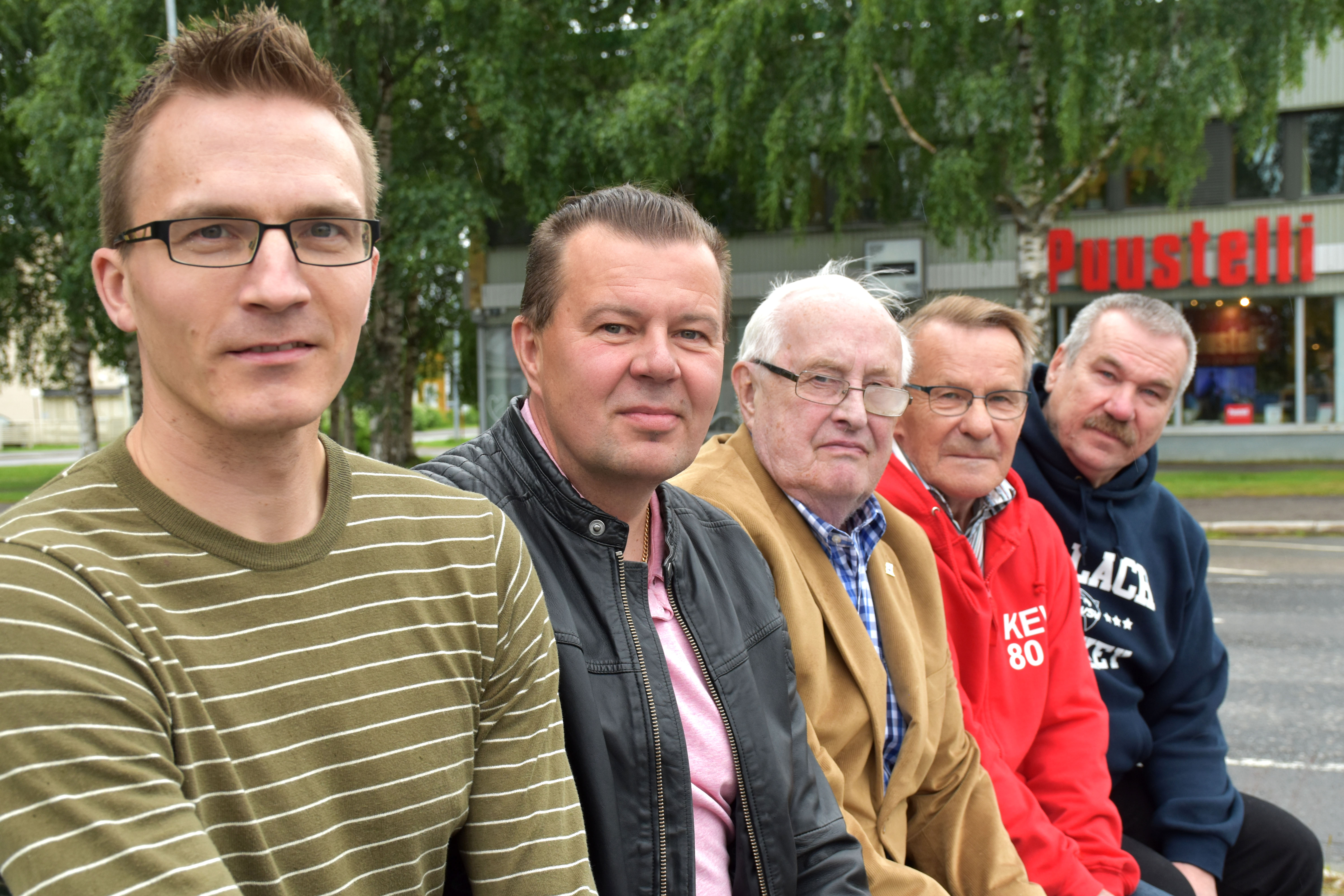 Synnyinseudulleen Vesilahdelle palannut Matti Hoppu (keskellä) poikkesi Kuusamossa juhlistamassa 85-vuotissyntymäpäiväänsä. Juhlan kunniaksi koolle kutsuttiin hänen entiset valmennettavansa Teijo Korva (vas.), Jouni Virkkunen, Pasi Sarajärvi ja Matti Haataja.