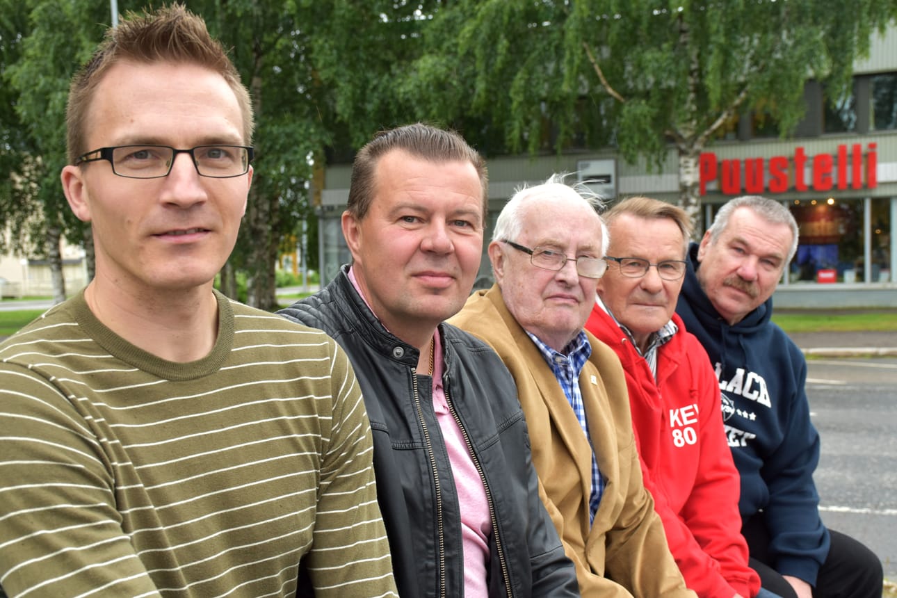 Synnyinseudulleen Vesilahdelle palannut Matti Hoppu (keskellä) poikkesi Kuusamossa juhlistamassa 85-vuotissyntymäpäiväänsä. Juhlan kunniaksi koolle kutsuttiin hänen entiset valmennettavansa Teijo Korva (vas.), Jouni Virkkunen, Pasi Sarajärvi ja Matti Haataja.