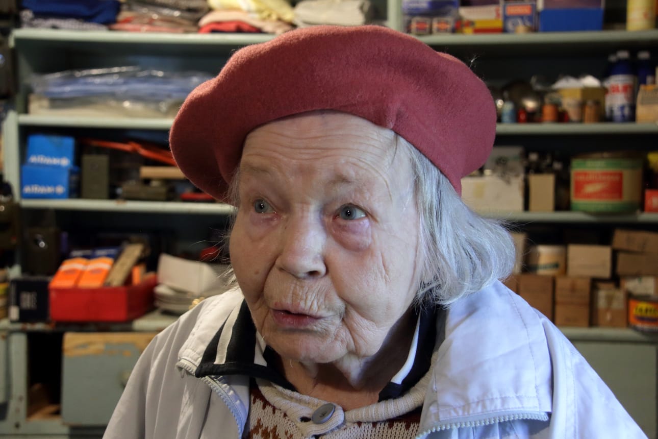 Linnea Niemelä toimi kauppa-apulaisena Pusan kaupalla vuosina 1946-1950. Hän muistaa ne ajat kuin eilisen päivän.