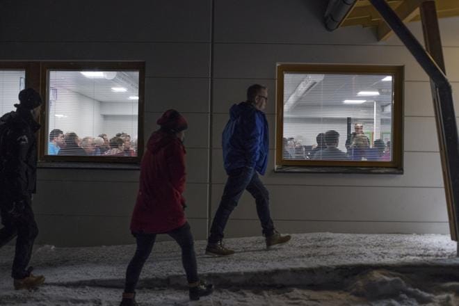 Sadat koivulahtelaiset saapuivat koulun ruokalaan kuulemaan faktoja kuntaliitossopimuksesta. KUVAT: MINNA ANTILA