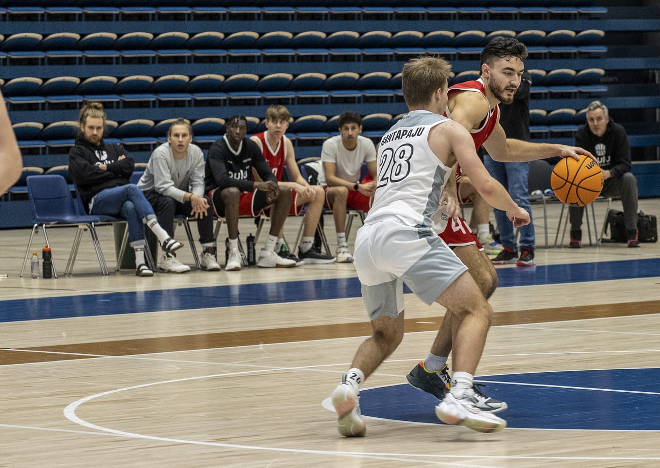 Pelintekijä Clayton Guillozet tahdittaa Oulu Basketballin menestyskulkua. Sunnuntaina juonikas pallotaituri piti pilkkanaan kouvolalaisvieraan pelaajia.