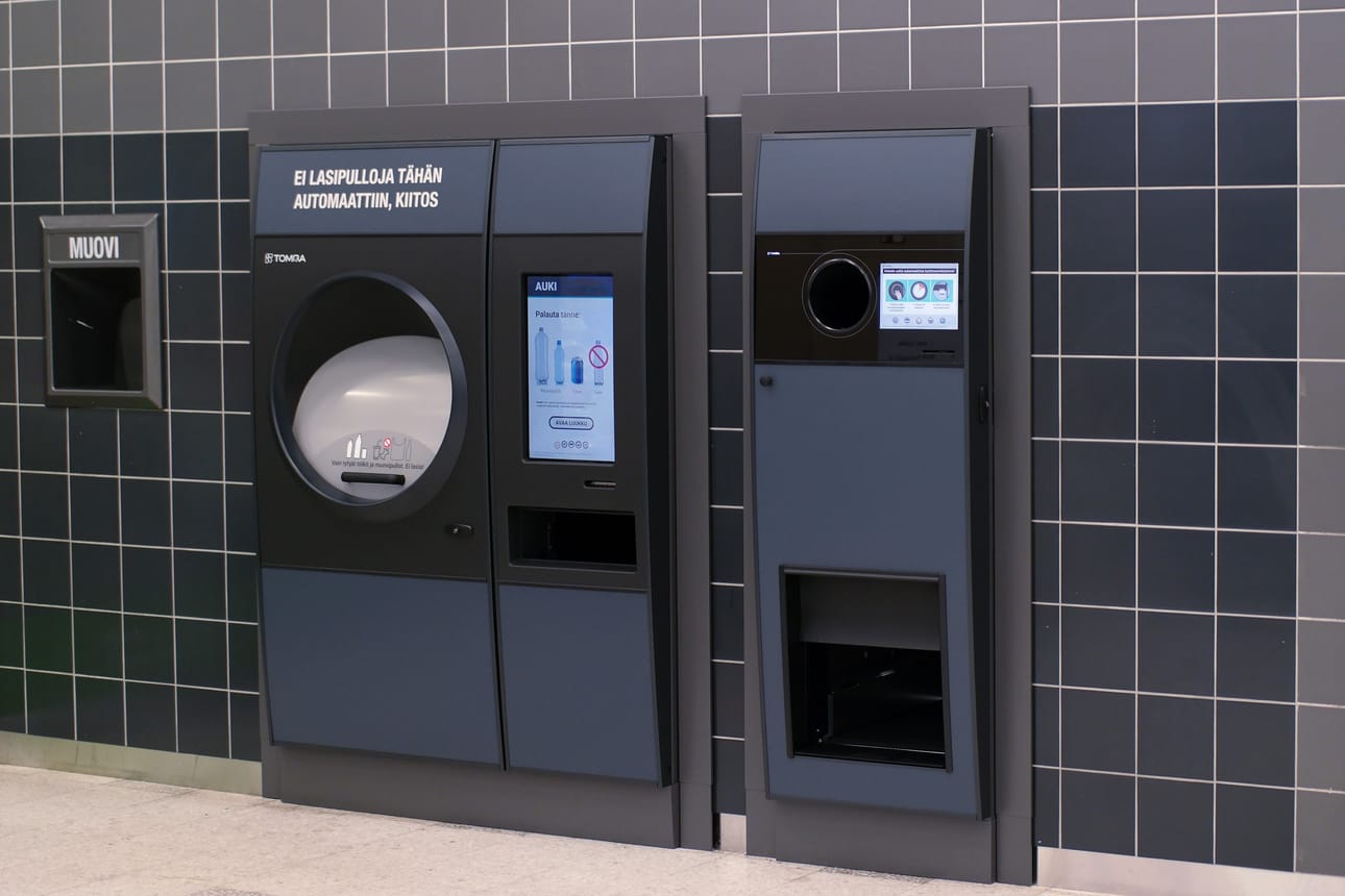 R1-automaatti Linnanmaalla ottaa vastaan muovipulloja ja tölkkejä.