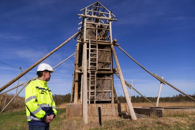 Kaatopaikkavesiä puhdistetaan Suvilahdessa ainakin vuoteen 2055 saakka pajukerpputorniin nojaavalla tekniikalla. Toimistoinsinööri Antti Ruokonen kuntatekniikasta kertoo, että vedet valutetaan kolmeen kerrokseen ladottujen pajunippujen läpi. KUVAT: JARNO PELLINEN