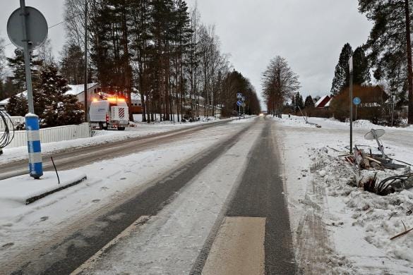Linja-auto törmäsi lyhtypylvääseen ja liikennemerkkiin keskiviikkona aamulla. KUVA: KARI LÖFHJELM