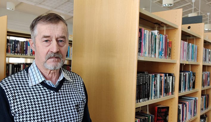 Lukeminen on Eero Pohjasen yksi harrastuksista. Merijärven kirjastolaiset valitsivat Pohjasen vuoden lainaajaksi.