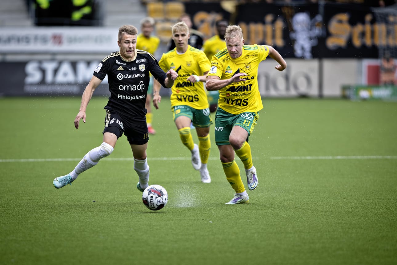 SJK:n Tuomas Kaukua ja Ilveksen Tuure Siira kävivät sunnuntaina kiivasta kamppailua pelivälineestä.