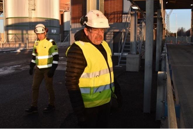 UPM:n tehdaspalvelupäällikkö Sune Junell ja integraattijohtaja Simon Fagerudd esittelevät uutta mittausasemaa, joka otetaan ensi viikolla käyttöön. KUVA: TAPIO LEHTINEN