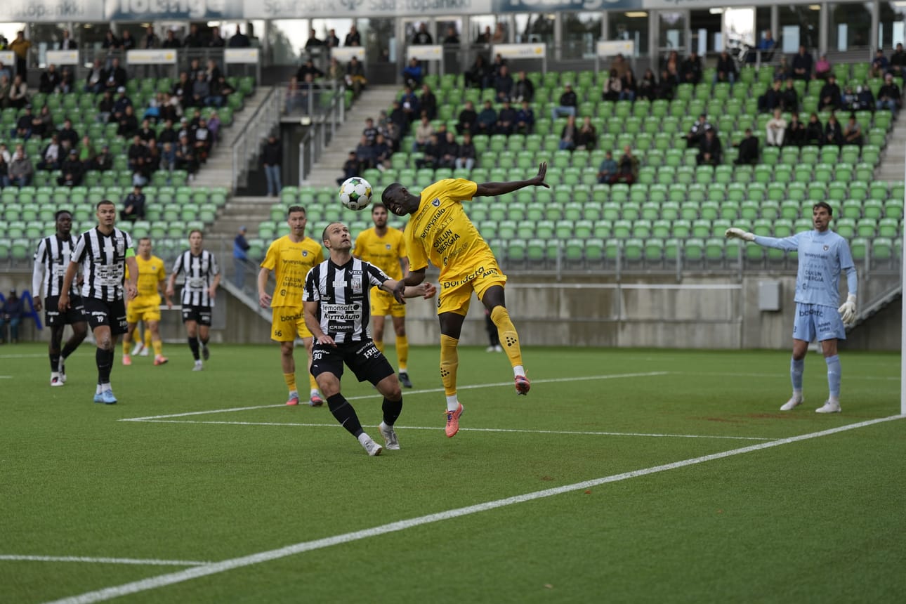 Vaasan Palloseuran tappio Kuopiossa ja AC Oulun yllätysvoitto Interistä tiivistivät jalkapalloliigan mestaruuskamppailua. Arkistokuvassa elokuulta VPS:n Joonas Vahtera (kesk.) ja AC Oulun Adramane Cassama.