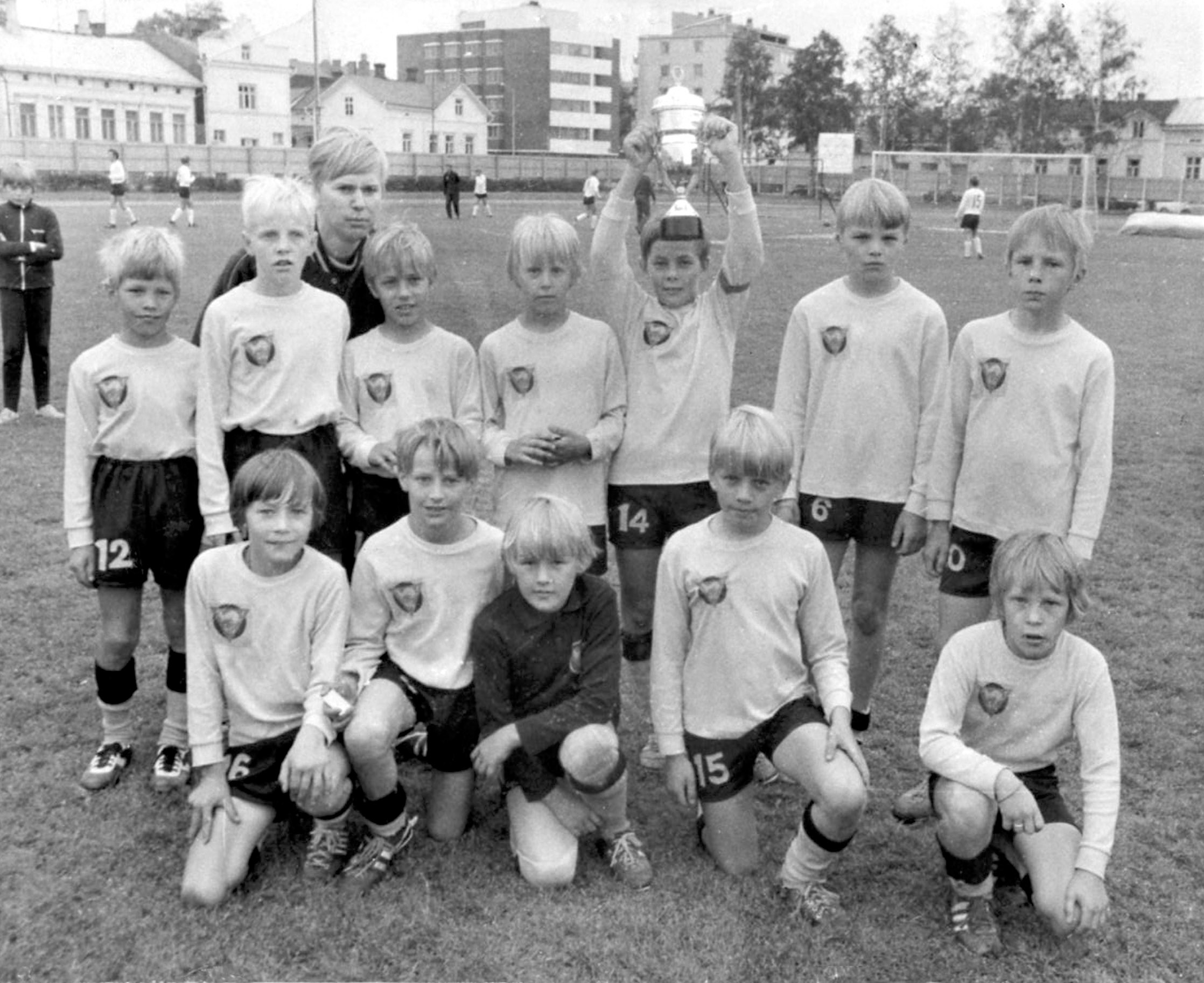 Vanhat kuvat: Nappulat ovat riemuinneet jalkapallosta Oulun turnauksissa 1970-luvulta lähtien