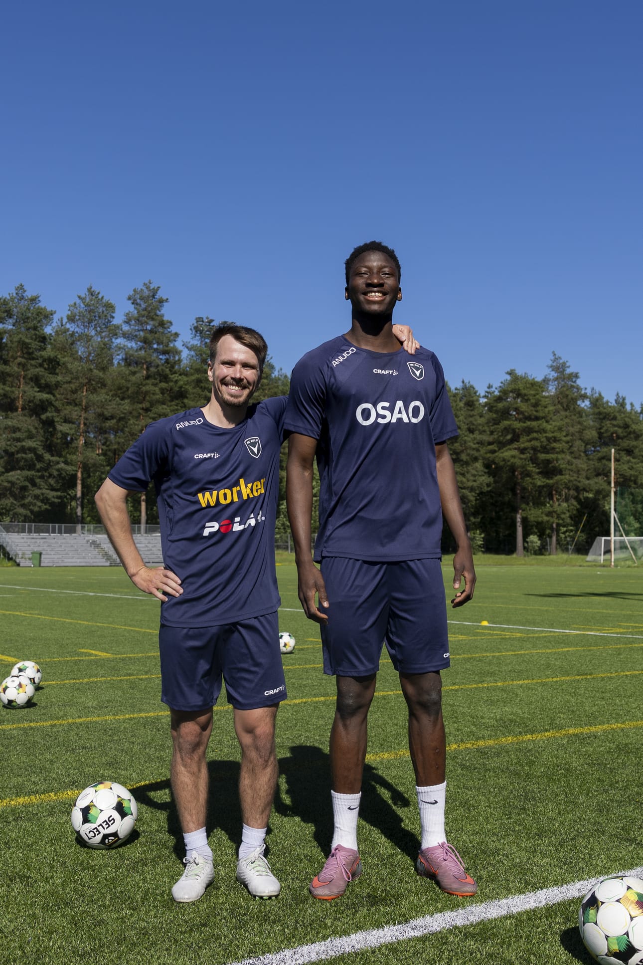 Tämän kaksikon pituusero on yli 25 senttiä. Matias Ojala syötti torstaina Abdoulaye Koneen tekemän voittomaalin AC Oulun liigaottelussa IFK Mariehamnia vastaan.