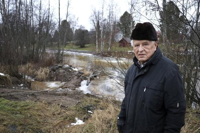 Erkki Rintala esittelee omistamaansa maa-aluetta Saarikentän tuntumassa, josta on kuljettu tekemään patoa jokiuomaan ilman hänen lupaansa.