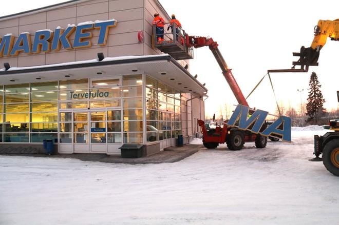 Vanha S-market Kauhavan keskustassa riisuttiin kylteistä pari viikkoa sitten. Uuden omistajan nimi nousee tilalle kevään mittaan. KUVA: ANU NAHKALA