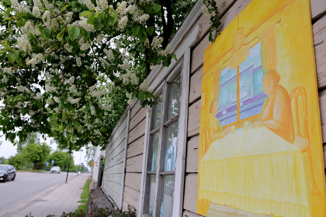 Minka Sheitanovan teos "Mummot" on näytillä Rantakatu 40 edustalla.