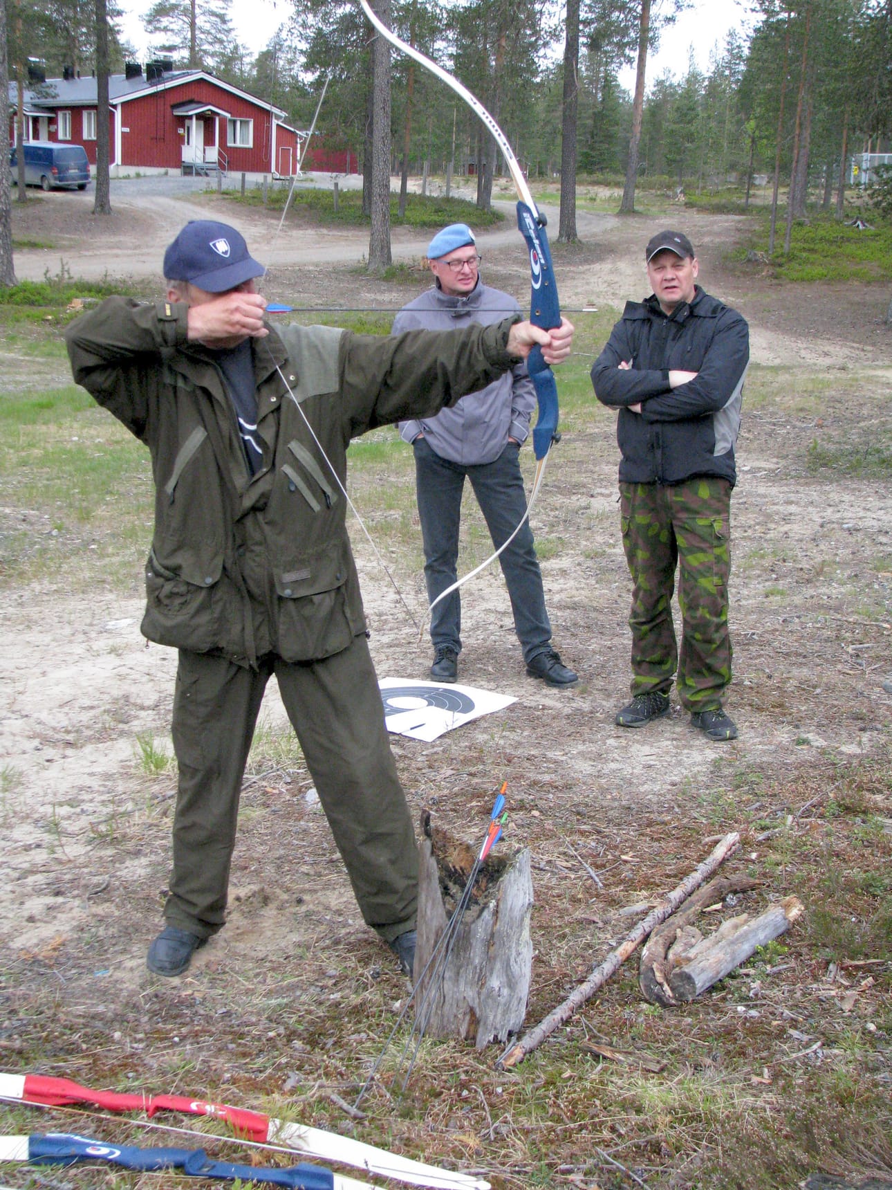 Ampumaradalla olivat käynnissä hirvikoeammunnat, joten rauhanturvaajat saivat tyytyä sotamies Honkajoen välineisiin. Vuorossa Kainuun rauhanturvaajien Martti Liimatta. Ammuntaa valvomassa järjestävän seuran Tapio Korhonen Kuusamosta ja Pertti Ronkainen Taivalkoskelta.