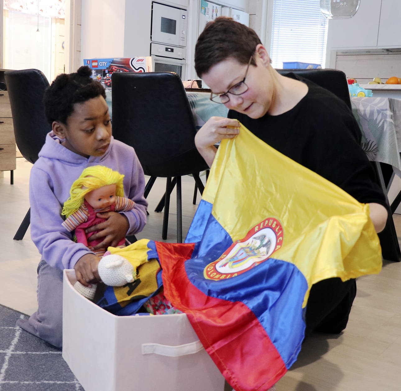 Maarit Katajamäki on tehnyt lapsilleen muistolaatikot, joissa on muun muassa Kolumbian lippu.