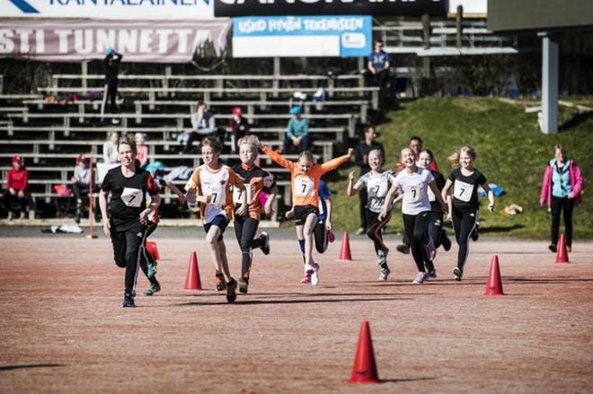 Teuvan Yhtenäiskoulun joukkue valmistautuu sukkulaviestiin. KUVAT: KRISTA LUOMA