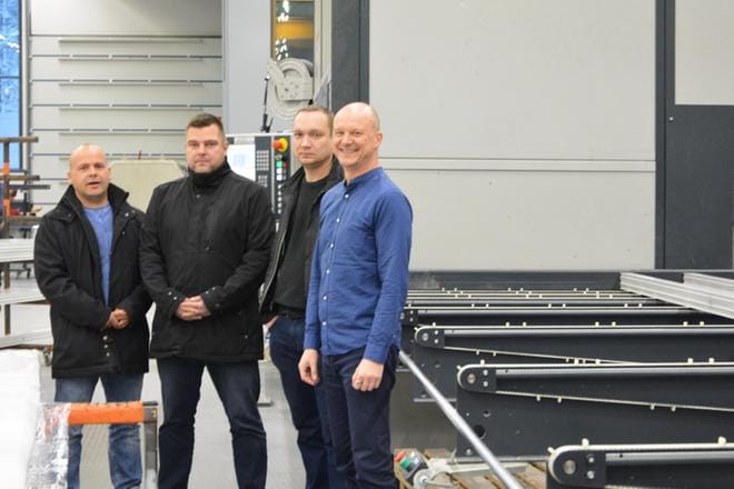 Riikku Rakenteiden yrittäjät Joni Mäkiranta (vas), Juha-Pekka Pollari, Kristian Taipalus sekä Markus Vanha-aho kertovat, että yritys investoi tänä vuonna automaatioon hankkimalla toisen puolen miljoonan euron työstökoneen. KUVA: MIINA HAKALA