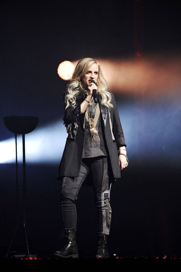 Elli Haloon luotsaama Haloo Helsinki! rokkaa kesällä Simerockissa.