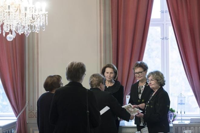 Varapuheenjohtaja Soile Hakola (vas.), taloudenhoitaja Pirkko Koskiahde ja puheenjohtaja Seija Lähdemäki ottivat vastaan huomionosoituksia juhlivalle Vaasan suomalaiselle naisklubille. KUVAT: MINNA ANTILA