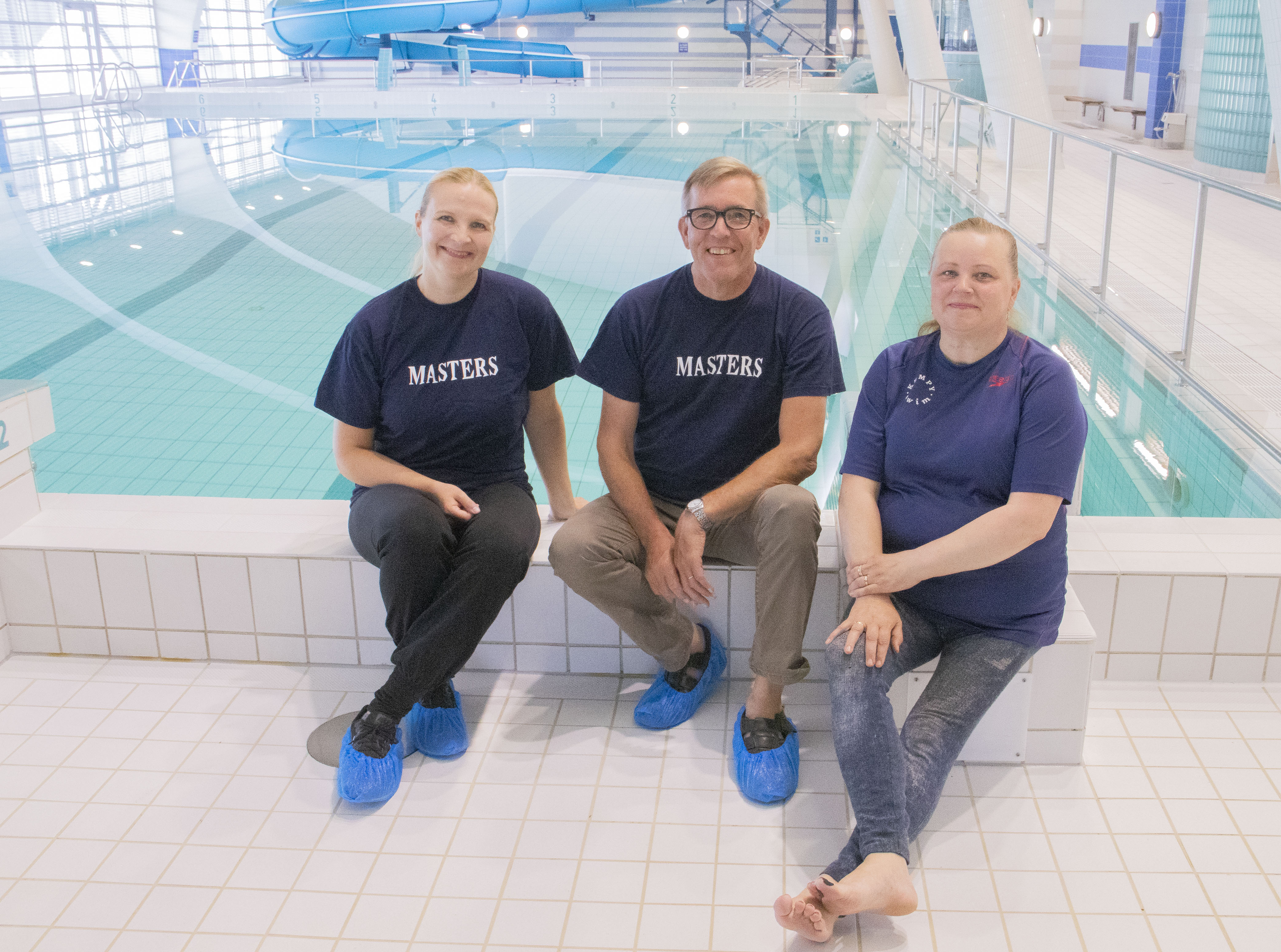 <p>KemPyn masters-ryhmäläiset odottavat jo innokkaina altaan reunalla ensipulahdusta pitkän tauon jälkeen.                                                 Vasemmalta: Laura Tuovinen, Heikki Posio ja Meri Lahti.</p>