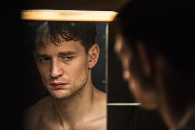 Jonas (August Wittgenstein) elää pimeässä ja sateisessa Tukholmassa, jossa alkaa tapahtua outoja fantasiajännärissä Hidden – Esikoinen. KUVA: Viaplay