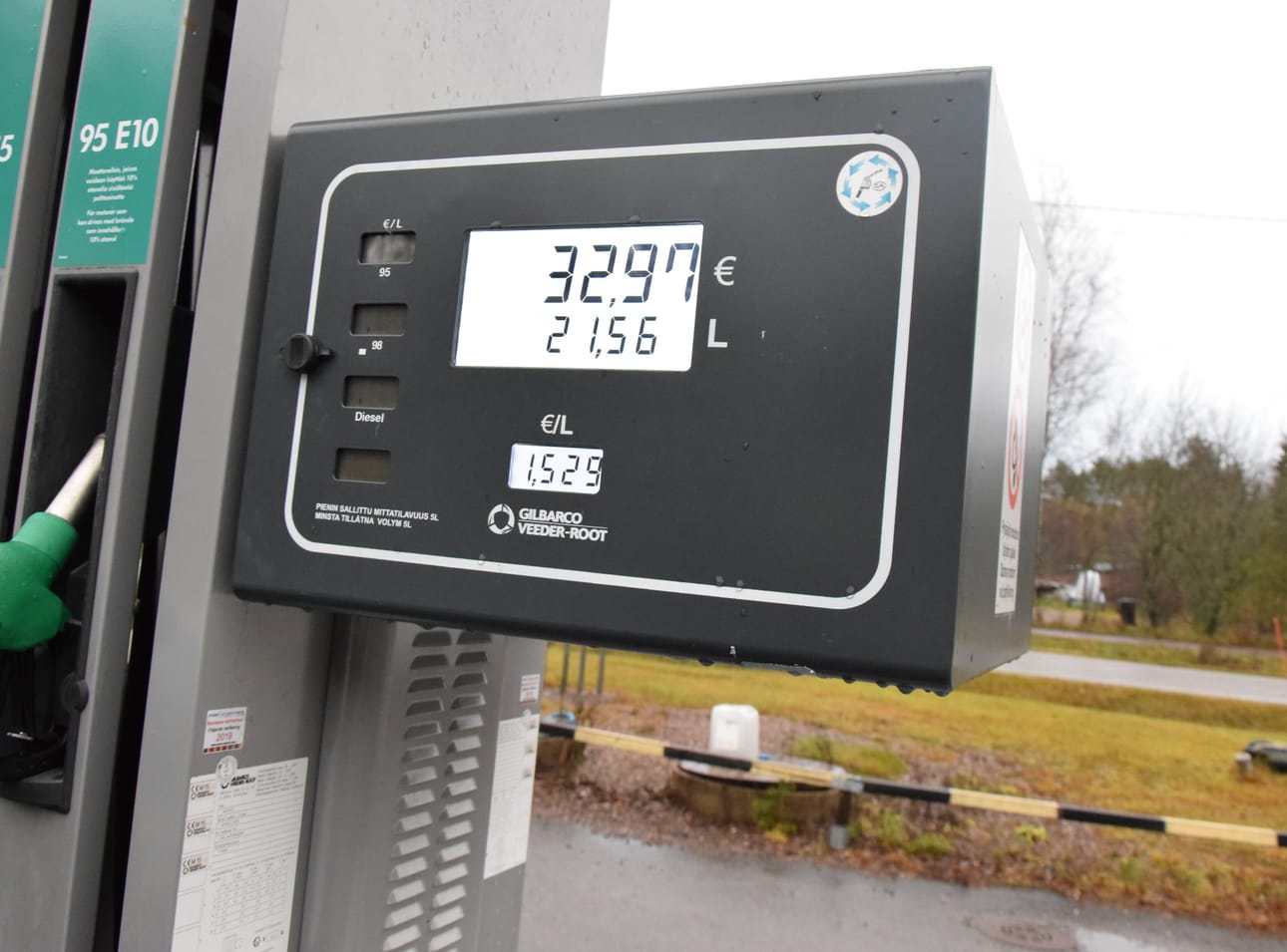 Dieselin hinta Ruukissa oli alle bensan hinnan, mutta litrasta saa maksaa yli 1,5 euroa. Hintakehitys huimaa autoilijoita ja näkyy myös dieselveron poistamista vaativan kansalaisaloitteen suosiossa.