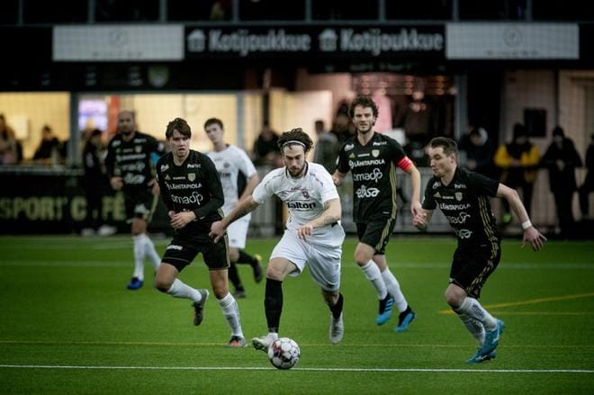 SJK:ssakin pelannut Vahid Hambo ratkaisi kahdella maalillaan ottelun FC Lahden hyväksi. Joonas Lepistö, Mehmet Hetemaj ja Denys Oliinyk seurasivat Hambon menoa. KUVA: JAAKKO ELENIUS