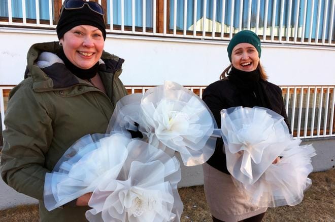 Tiina Laasonen (vas.) ja Sanna Karimäki-Nuutinen tekivät tilataideteosta Kansalaistorille maanantaina. Kuva Virpi Kupiainen-Ämmälä