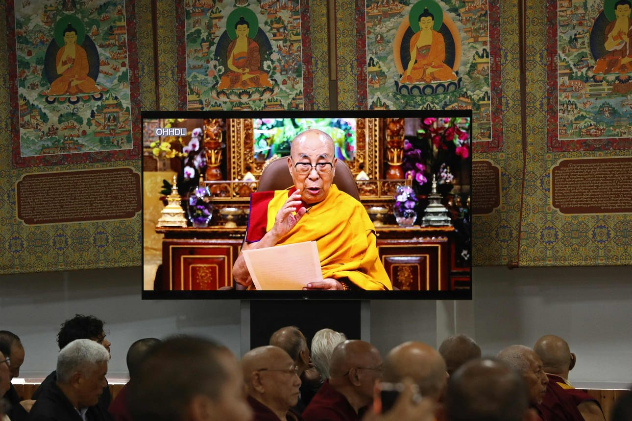 Aiemmin dalai-lama eli Tenzin Gyatso on sanonut, että yli 600-vuotias instituutio jatkaa toimintaansa vain, jos sille on kysyntää. LEHTIKUVA/AFP