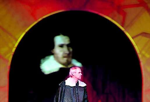 Samaa näköä. Oulun tuomiokirkon Johannes Messenius -maalauksessa baritoni Hannu Niemelä näkee ihmisen.
