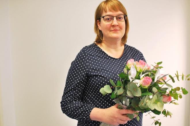 Palveluvastaava Hannele Jänikselä kukitettiin vuoden naiseksi Viiskunnan toimituksessa tänään naistenpäivänä. KUVA: EEVA-LIISA KULJU