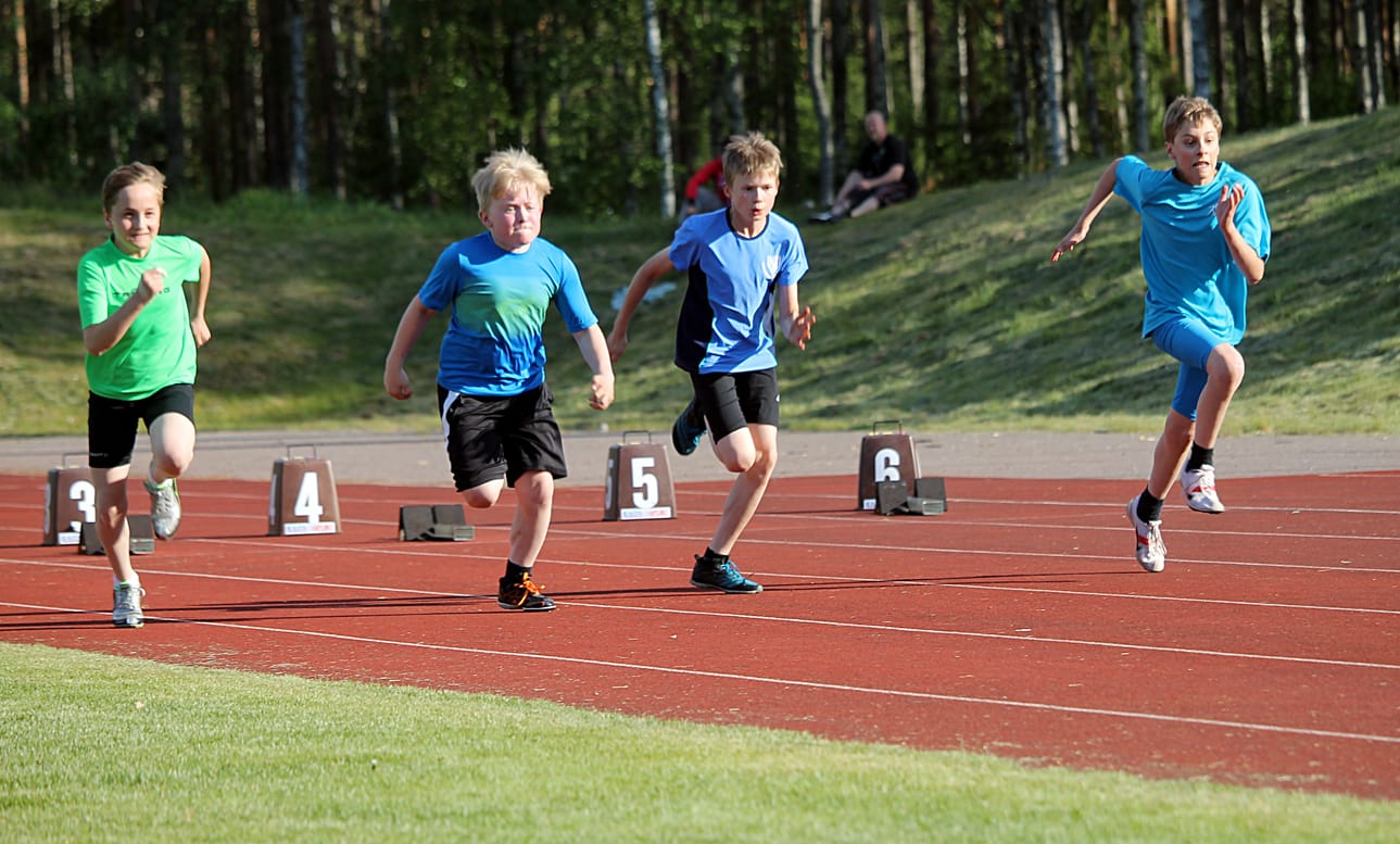 13-vuotiaiden poikien tasaisen 60 metrin voittoon juoksi Vieremän Koiton Topi Huttunen (vas.). Muut juoksijat vasemmalta Ossi Hyttinen, Konsta Raesalmi ja Petri Nordström.